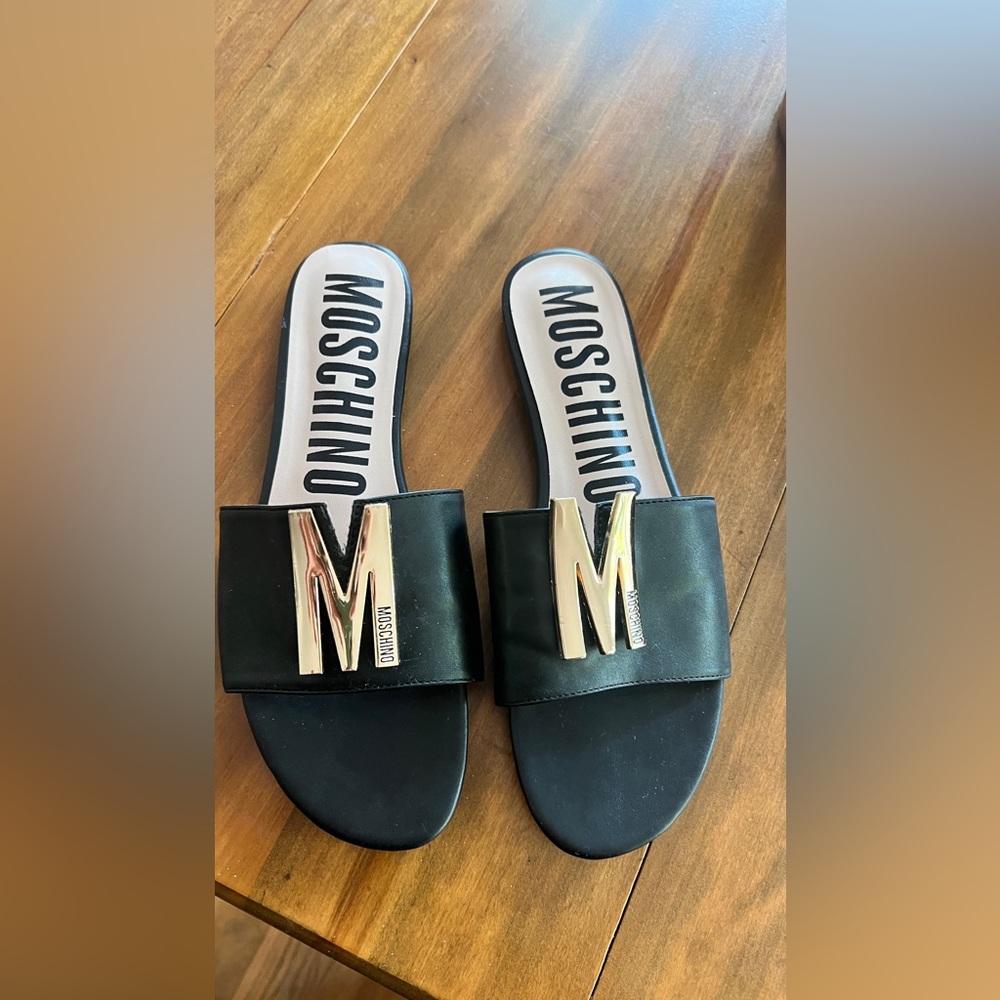 MOSCHINO COUTURE!
Logo Leather Flats Sandals
